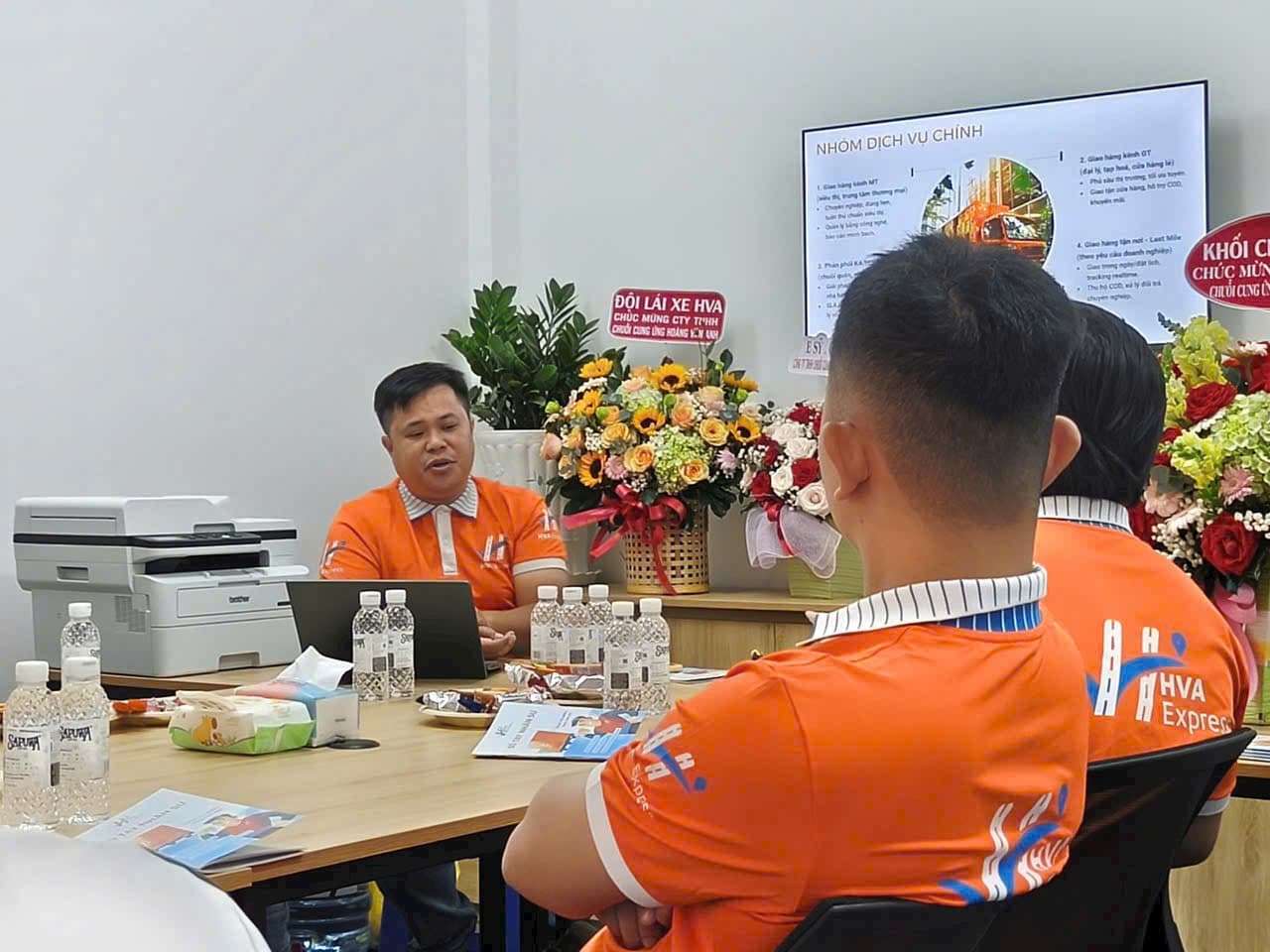 Đội ngũ HVA Express trong buổi đào tạo vận hành